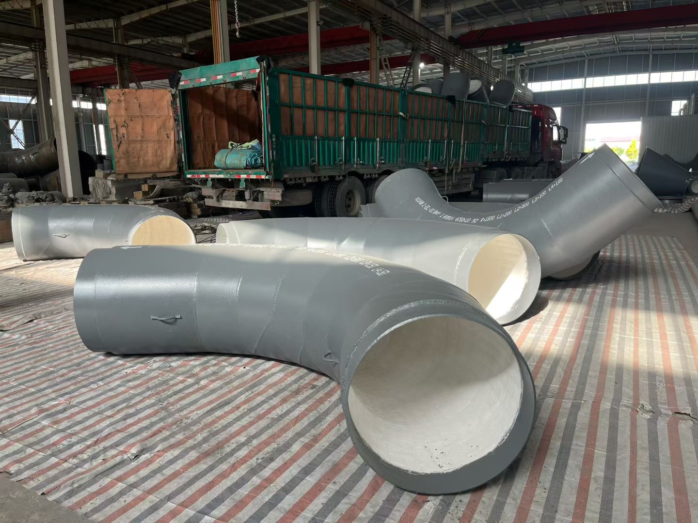 广州市双金属耐磨管碳化硅耐磨弯头 - 方案